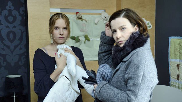 "Krew z krwi": Na początku Carmen (Agata Kulesza, z prawej) jest wobec Ewy zimna i oschła. Z czasem to się zmieni /MWMedia
