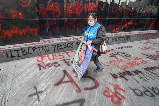 Krewna jednego z 43 zaginionych uczniów Kolegium Nauczycielskiego Ayotzinapa /Pedro PARDO /AFP/EAST NEWS