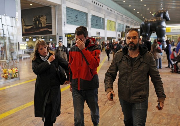 Krewni ofiar katastrofy na lotnisku w Barcelonie /ALEJANDRO GARCIA  /PAP/EPA