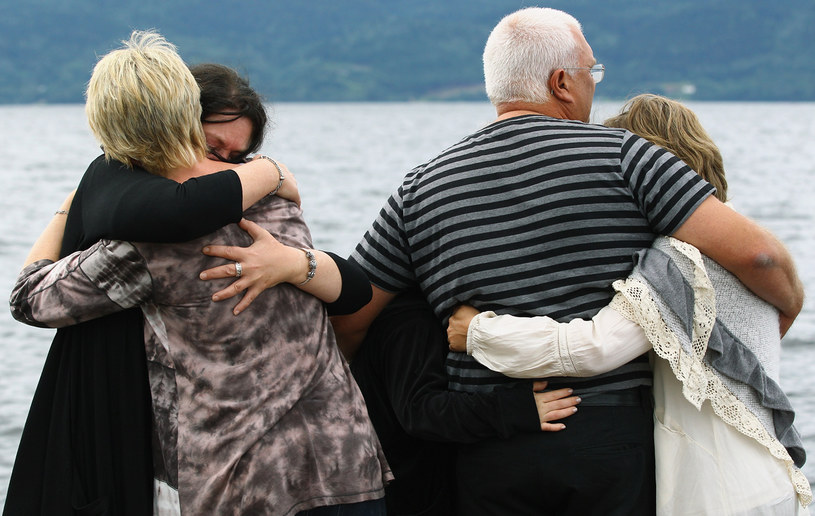 Krewni ofiar zabrali się na brzegu naprzeciw wyspy Utoya w trzy dni po masakrze /Getty Images