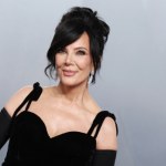 Kris Jenner Kris Jenner zachwycała na Vanity Fair Oscar Party. Spektakularna suknia i odmłodzona twarz