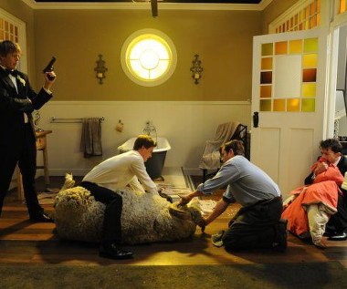 Kris Marshall, Kevin Bishop, Xavier Samuel i Tim Draxl w scenie z filmu "Kochanie, poznaj moich kumpli"