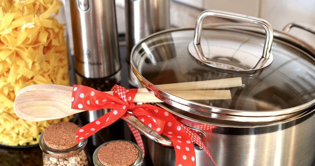 Кришка від каструлі допоможе ідеально очистити килим /pixabay.com