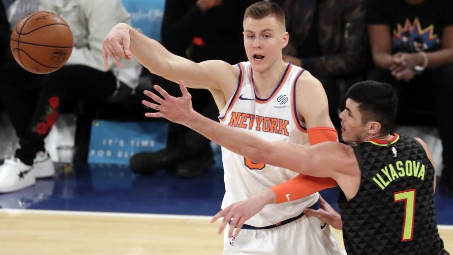 Kristaps Porzingis (po lewej) /JASON SZENES    /PAP/EPA