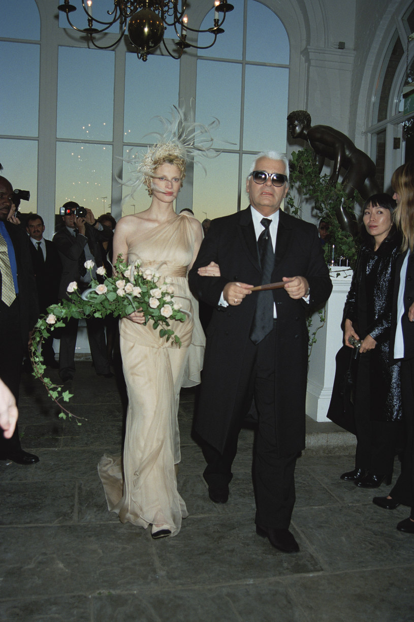 Kristen McMenamy została poprowadzona do ślubu przez Karla Lagerfelda /Getty Images