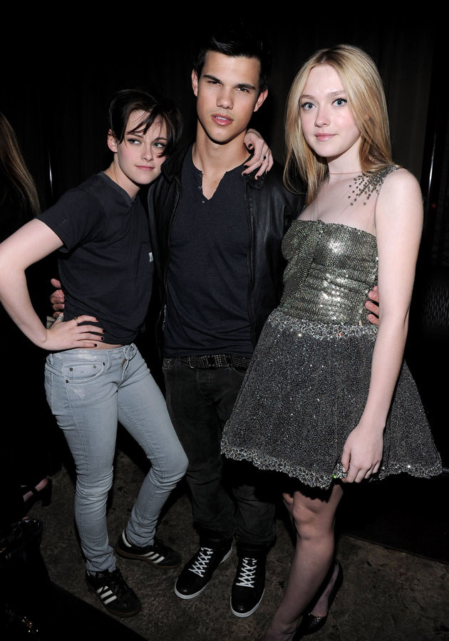 Kristen Stewart z Taylorem Lautnerem i Dakotą Fanning /Alberto E. Rodriguez /Getty Images
