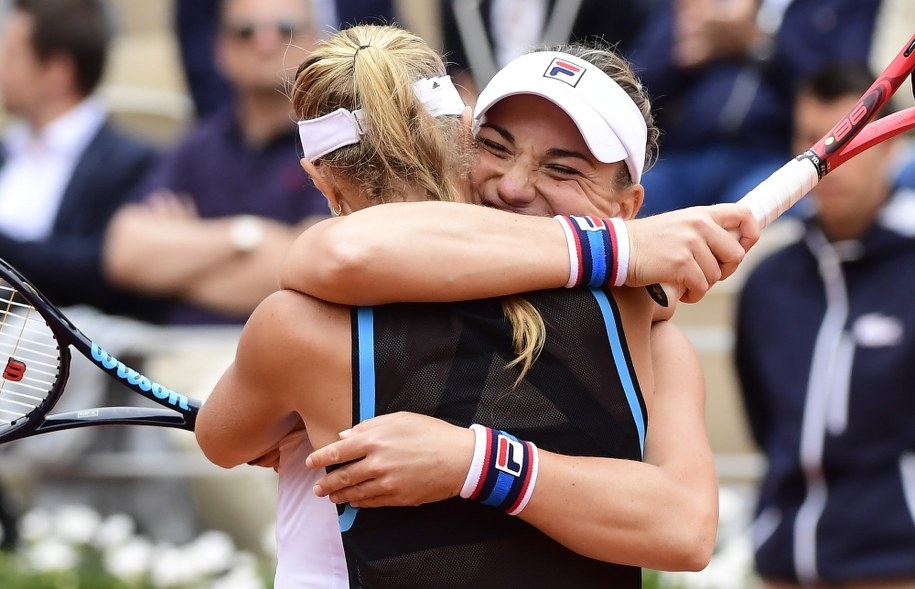 Kristina Mladenovic i Timea Babos tuż po zwycięstwie w finale debla wielkoszlemowego French Open /CAROLINE BLUMBERG /PAP/EPA