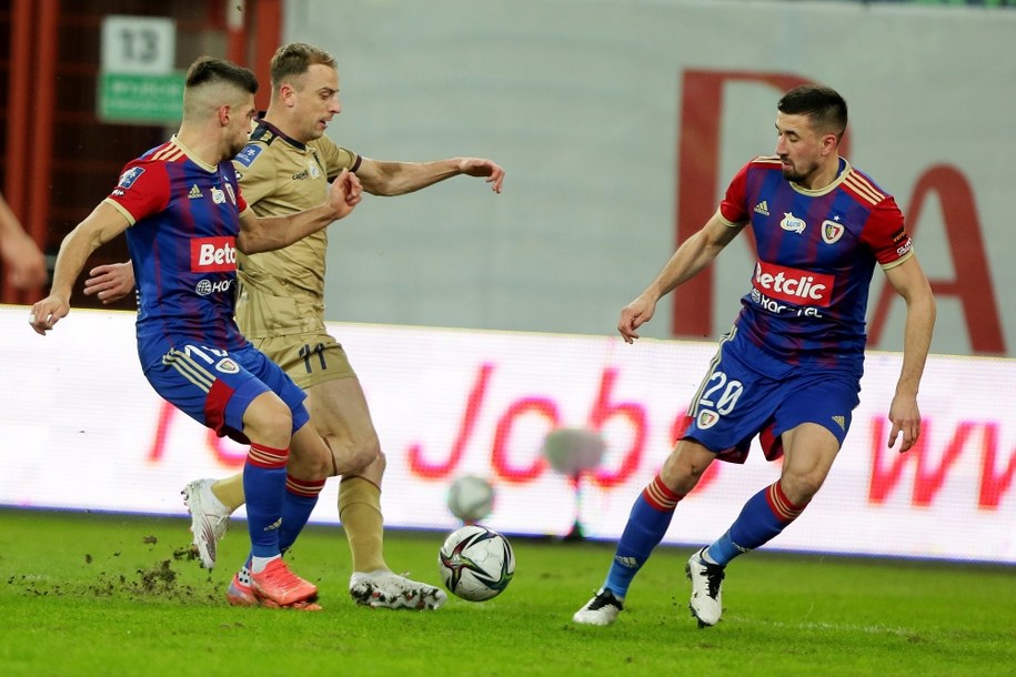 Kristopher Vida (Piast Gliwice), Kamil Grosicki (Pogoń Szczecin) i Martin Konczkowski (Piast Gliwice) /Zbigniew Meissner /PAP