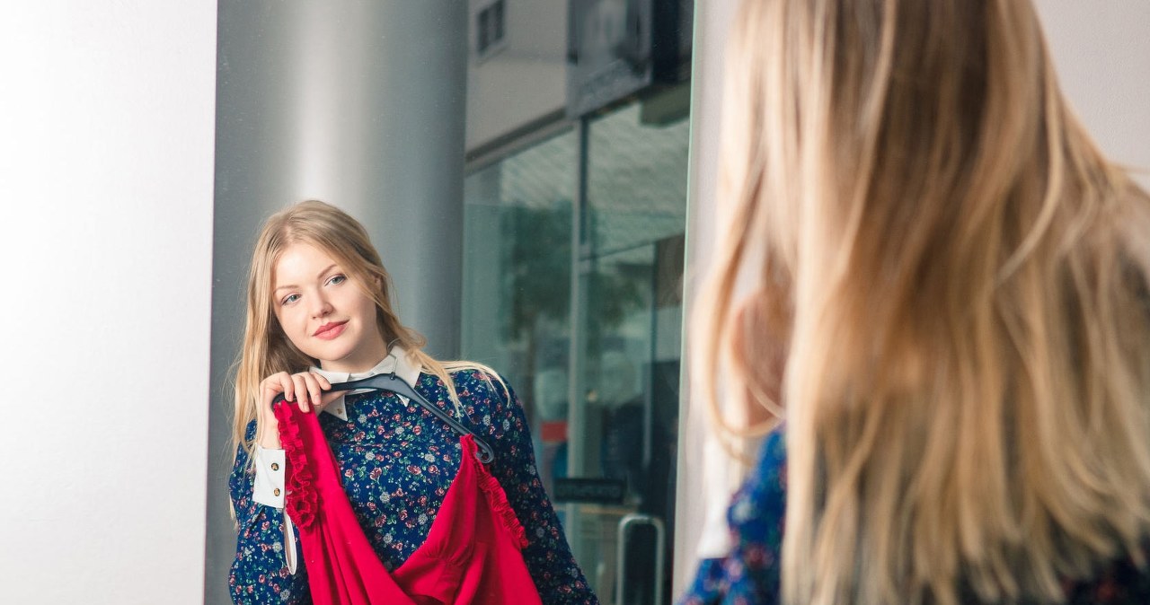 Krój sukienki należy dopasować do swojej sylwetki /Pixel