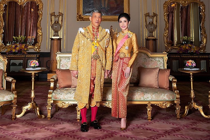 Krój Tajlandii Maha Vajiralongkorn  z Sineenat Bilaskalayani, znaną także jako Sineenat Wongvajirapakdi. /AFP