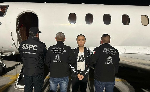 Król fentanylu próbował uciec do Rosji. "Brat Wang" w końcu w rękach Amerykanów