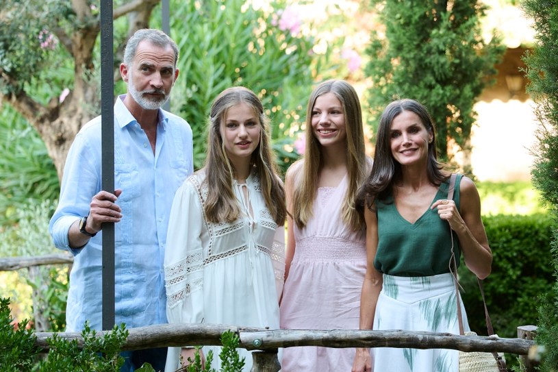 Król Filip i królowa Letycja z córkami /Getty Images