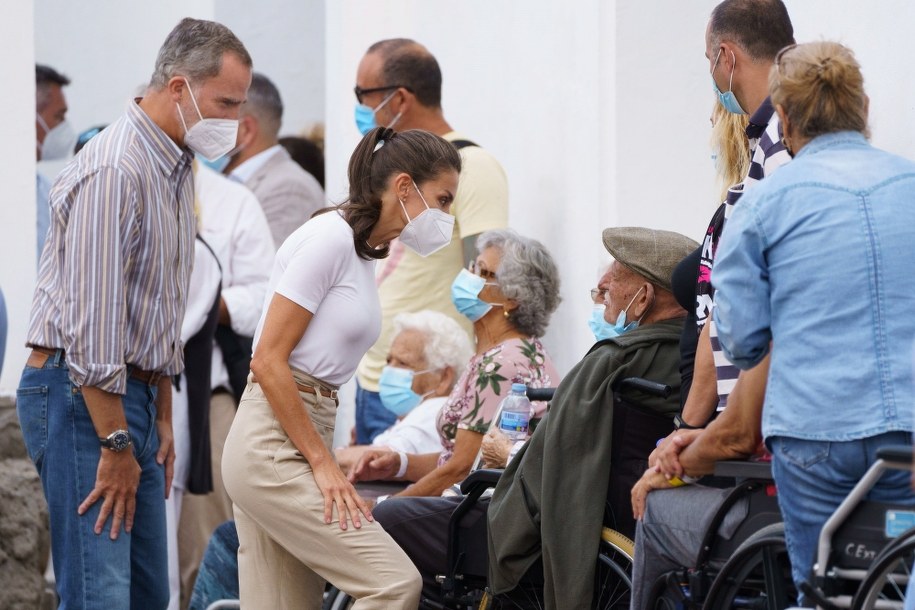 Król Filip VI i królowa Letycja podczas spotkania z mieszkańcami La Palma /RAMON DE LA ROCHA /PAP/EPA