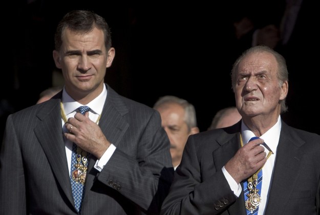 Król Juan Carlos i jego syn Filip /EMILIO NARANJO /PAP/EPA