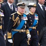 Król Karol III bliski łez na pogrzebie królowej Elżbiety II. Przykre zdjęcia