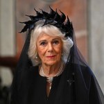 Król Karol III i królowa Camilla na audiencji u papieża. Królowa zaskoczyła kreacją