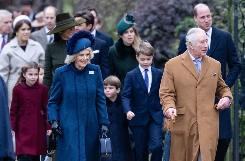 Król Karol III na spacerze z żoną, księciem Harrym i Kate Middletoa /Samir Hussein /Getty Images
