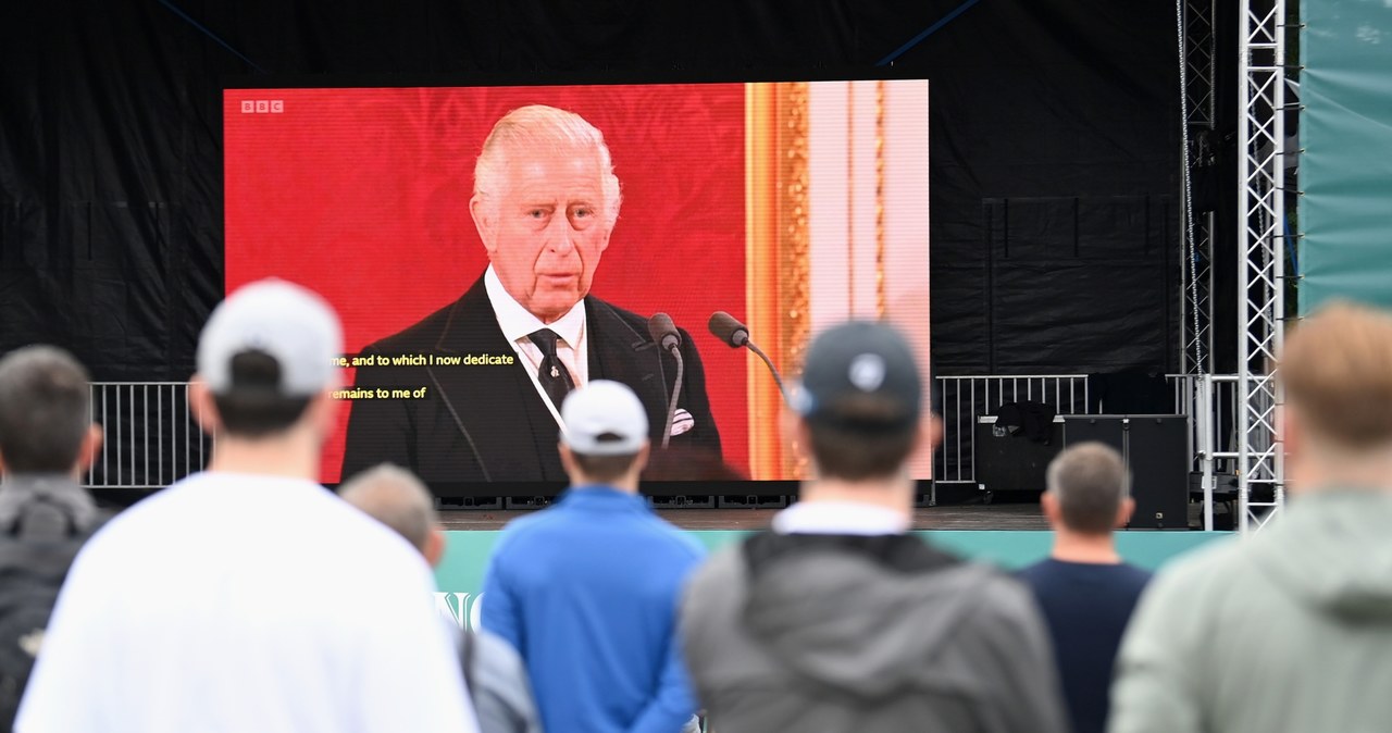 Król Karol III obejmuje panowanie /Getty Images