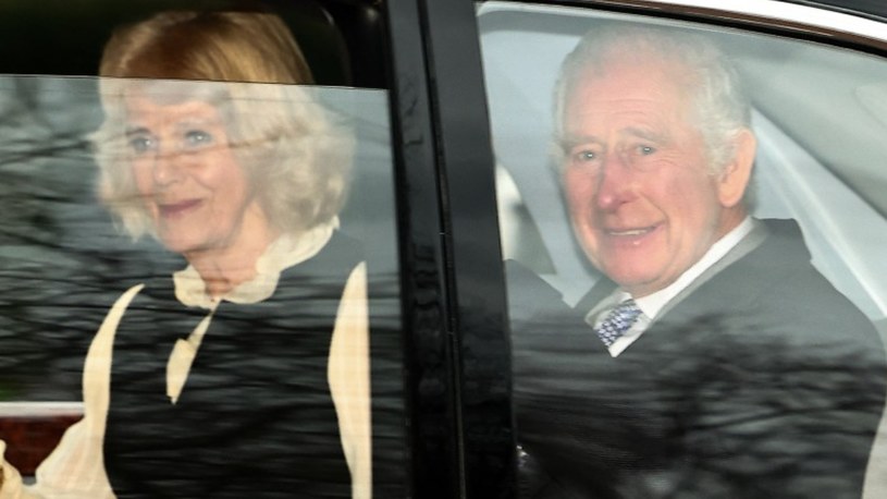 Król Karol III oraz królowa Kamila opuszczają Clarence House /Henry Nicholls /AFP