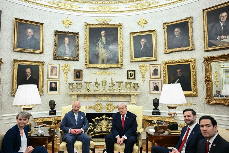 Król Karol III podczas spotkania z prezydentem USA Donaldem Trumpem i najwyższymi rangą urzędnikami w Gabinecie Owalnym /BRENDAN SMIALOWSKI/AFP