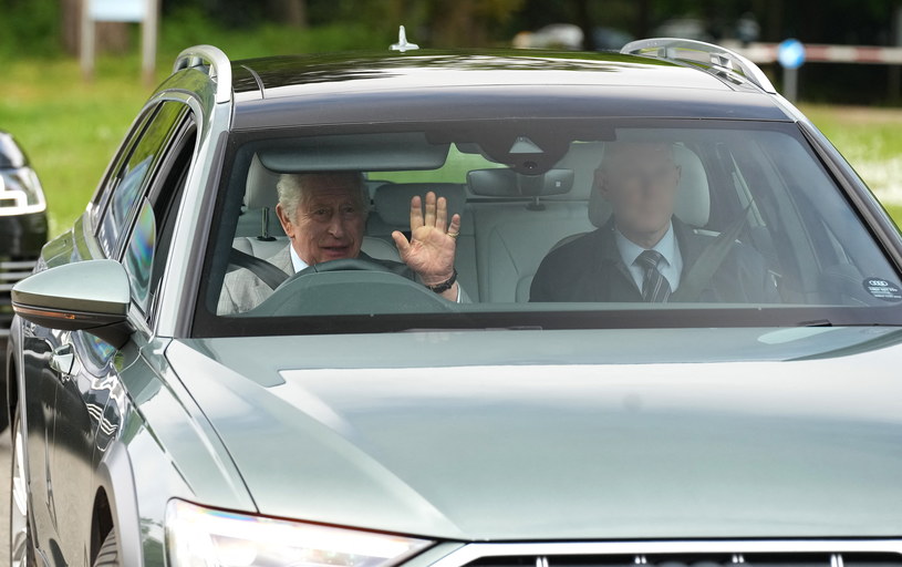 Król Karol III samodzielnie prowadzi samochód /James Whatling / The Mega Agency / Forum /Agencja FORUM