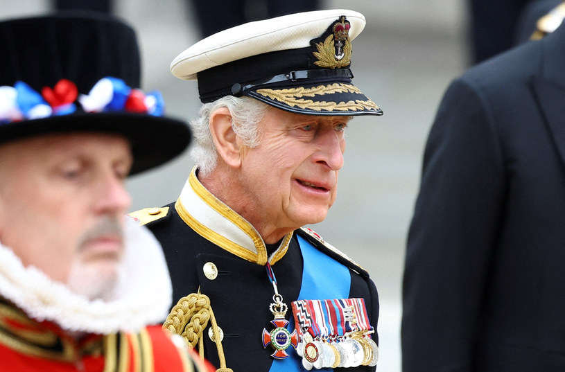 Król Karol III szedł w kondukcie żałobnym tuż za trumną matki /HANNAH MCKAY / POOL / AFP /AFP