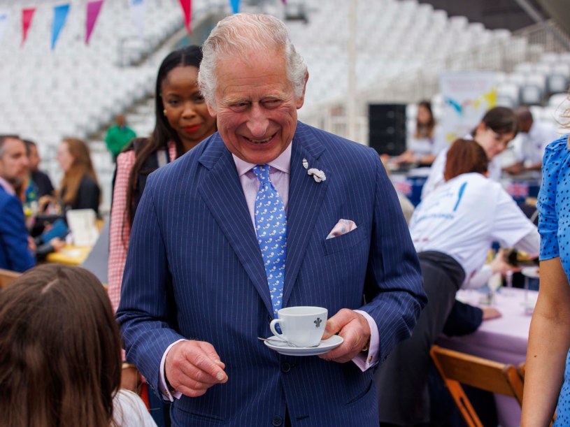 Król Karol III uwielbia pić herbatę /Getty Images