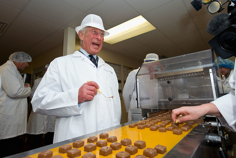 Król Karol III w fabryce czekolady w Poundbury /Eamonn M. McCormack / Stringer /Getty Images