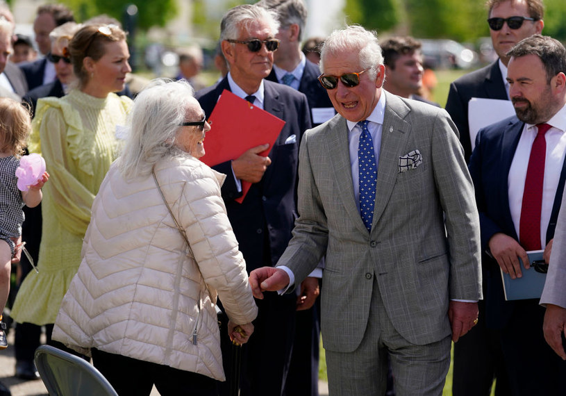 Król Karol III w rozmowie z mieszkańcami miasteczka Poundbury /WPA Pool / Pool /Getty Images