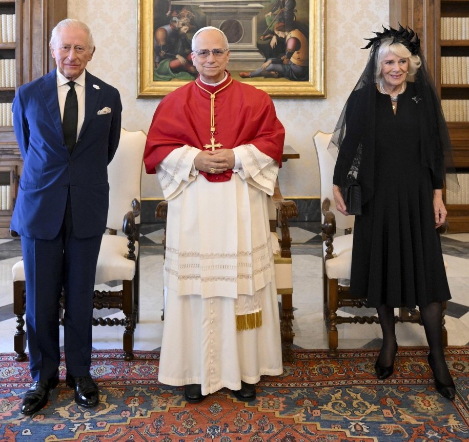 Król Karol III wraz z małżonką królową Kamilą został przyjęty w Watykanie przez papieża Leona XIV /PAP/EPA/VATICAN MEDIA HANDOUT /PAP/EPA