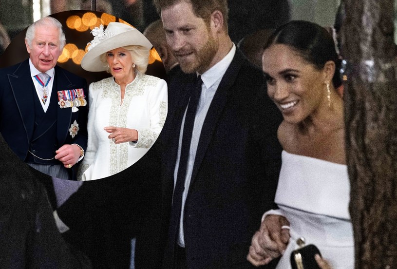 Król Karol III z żoną Camillą i książę Harry z Meghan Markle /Getty Images