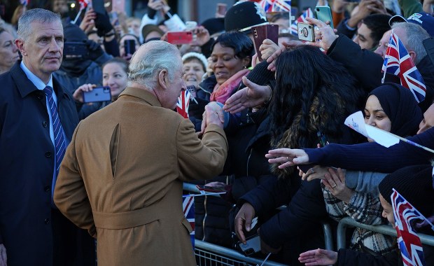 Król Karol III znowu obrzucony jajkami