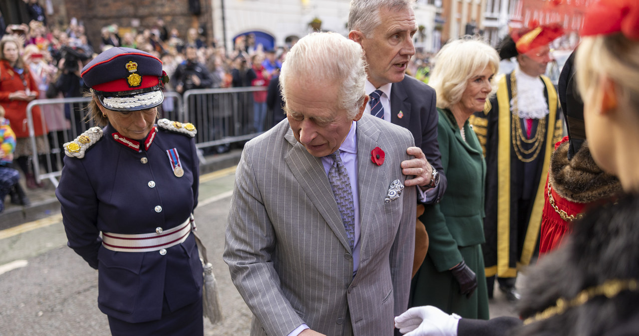 Król Karol III został obrzucony jajkami podczas pozdrawiania tłumu! /James Glossop/The Times / PA Images / Forum /Agencja FORUM