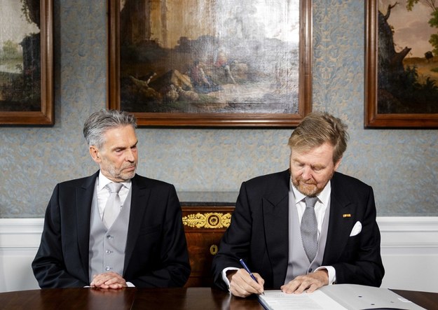 Król Niderlandów Wilhelm-Aleksander (P) i nowy premier Dick Schoof (L) /PAP/EPA