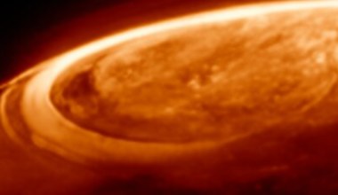 Król planet z wyjątkową koroną. Teleskop Webba odkrywa tajemnicze zorze