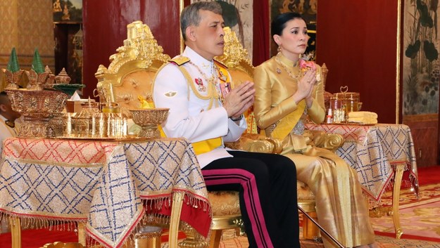 Król Rama X razem z żoną królową Suthidą //ROYAL HOUSEHOLD BUREAU / HANDOUT /PAP/EPA