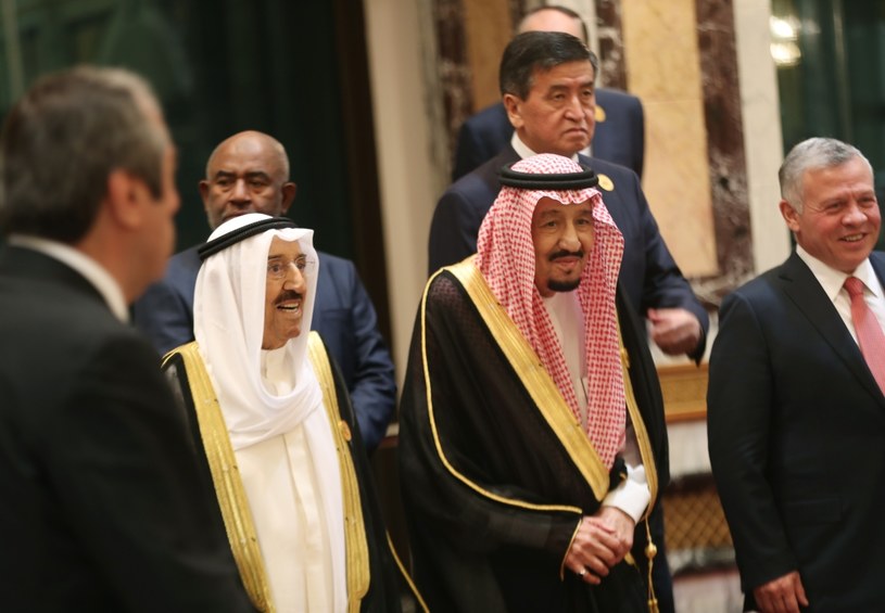 Król Salman (w środku) /AFP