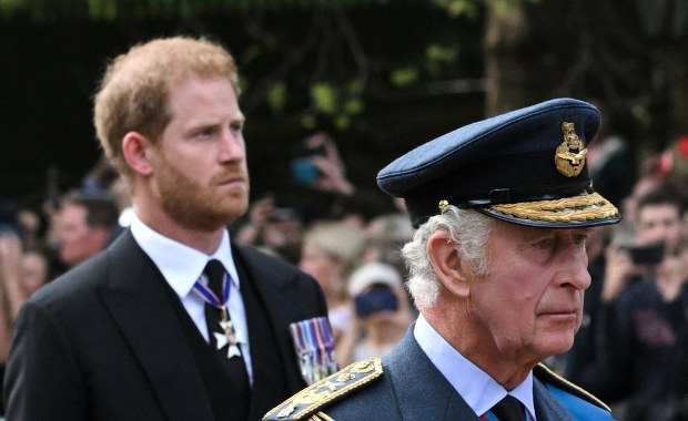 Król szykuje wielkie pojednanie z Harrym? Kulisy tajnych planów pogrzebu monarchy