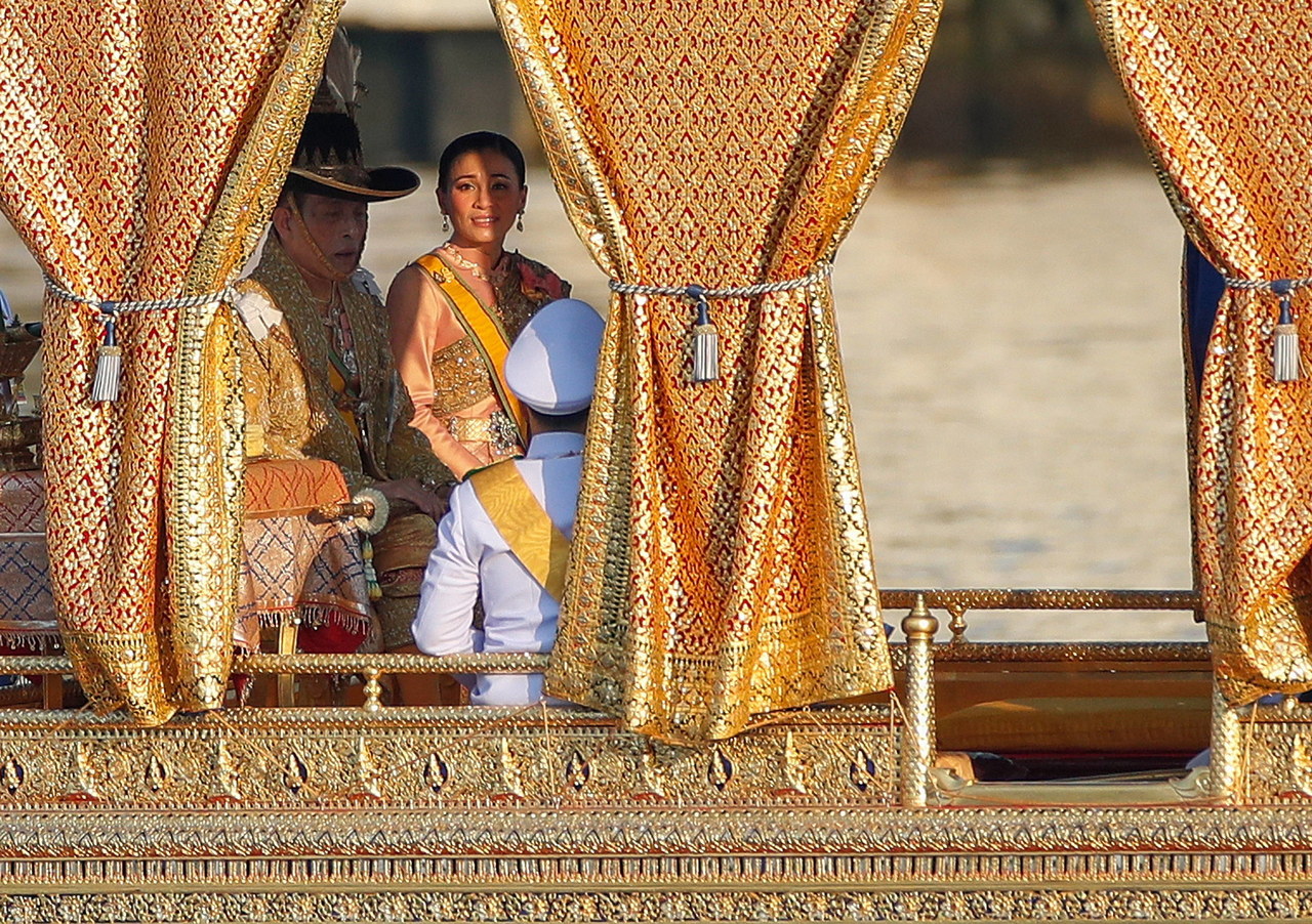 Król Tajlandii na kwarantannie w luksusowym hotelu w Niemczech. Wraz z całym haremem