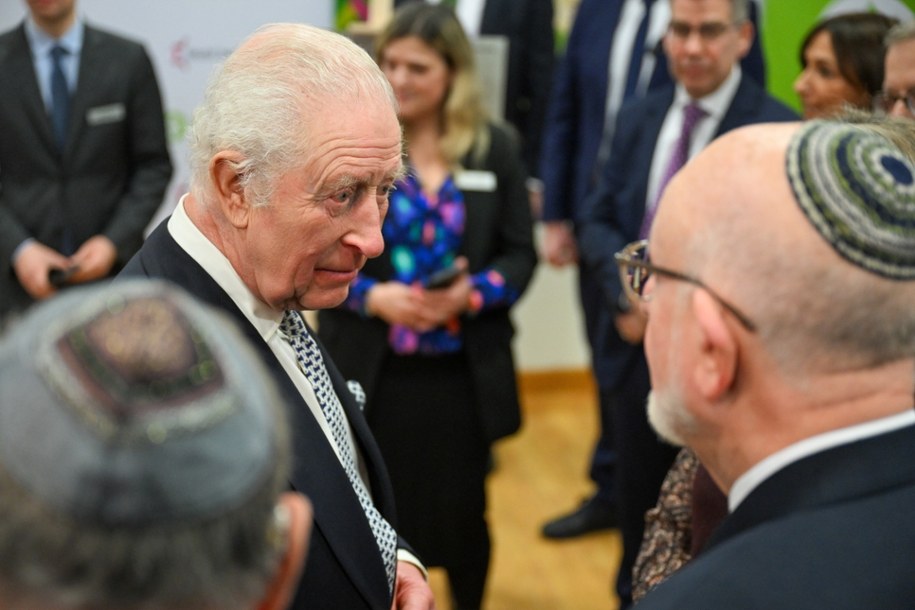 Król Wielkiej Brytanii Karol III podczas spotkania z ocalałymi w siedzibie Centrum Społeczności Żydowskiej w Krakowie /Darek Delmanowicz /PAP