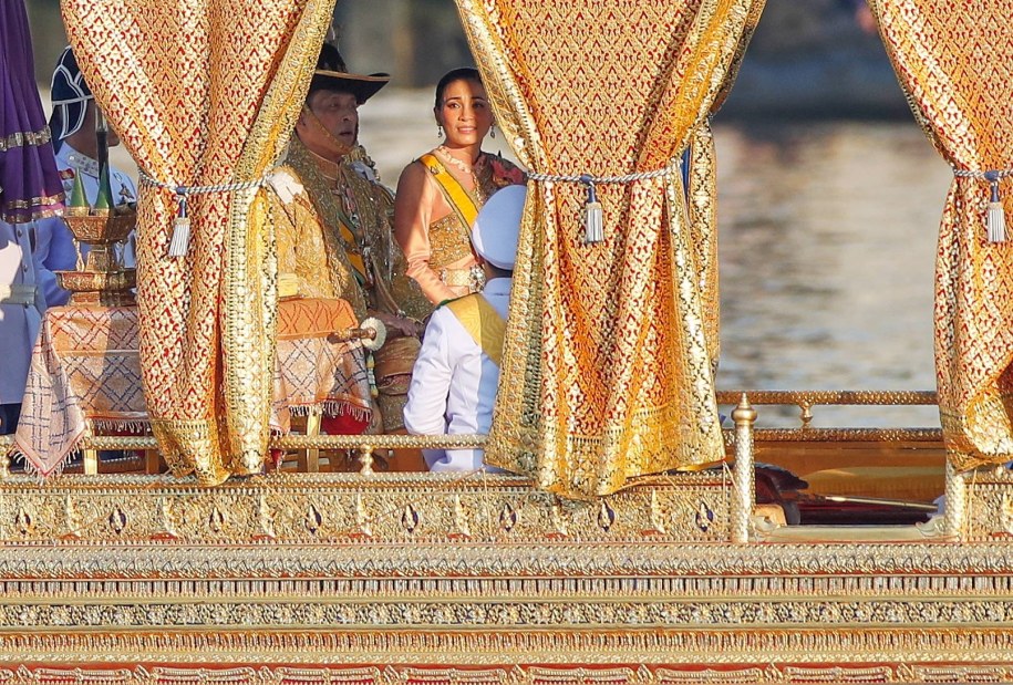 Króla Rama X ze swoją kolejną żoną Srirasmi /RUNGROJ YONGRIT /PAP/EPA