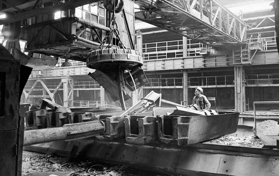 Królewska Huta jest jedną z najstarszych polskich hut żelaza. Powstała na przełomie XVIII i XIX wieku. Zdjęcie archiwalne z 1975 roku (wówczas działała jako Huta Kościuszko) /	Afa Pixx/Mirosław Stankiewicz /PAP