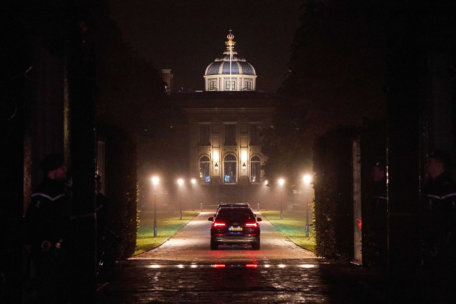 Królewska limuzyna w drodze do pałacu po jednodniowych wakacjach w Grecji /HOLLANDSE HOOGTE/Phil Nijhuis /PAP/EPA