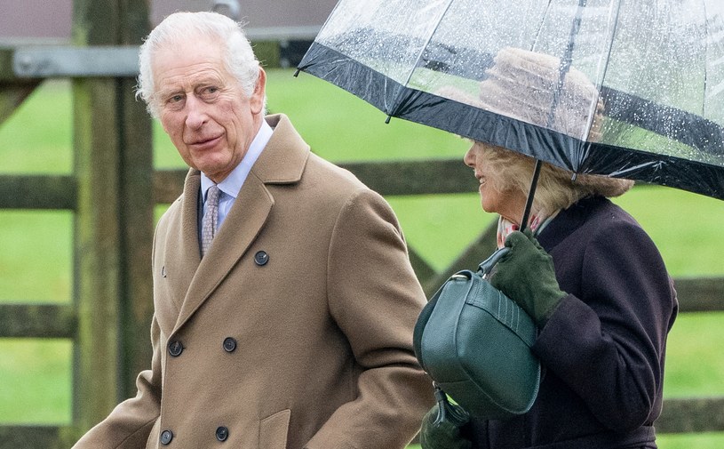 Królewska para starała się uśmiechać do zebranych poddanych /Mark Cuthbert / Contributor /Getty Images