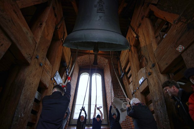 Królewski dzwon Zygmunt poruszany ręcznie przez zespół dzwonników na wieży katedry na Wawelu w Krakowie /	Łukasz Gągulski /PAP