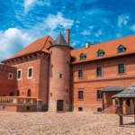 Królewski zamek w malowniczym miasteczku. Tutaj trzymano wyjątkowe skarby