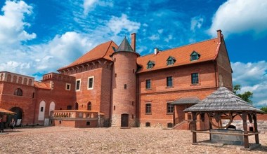 Królewski zamek w malowniczym miasteczku. Tutaj trzymano wyjątkowe skarby