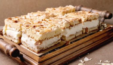 Królewskie ciasto z waniliowym kremem i bezą. Upiecz je na Trzech Króli 