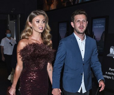 Królikowski i Opozda spotykają się od lipca. Po raz pierwszy para pojawiła się publicznie na wernisażu marki Samsung ,,Zmień Spojrzenie". Opozda wcześniej związana była z Baronem, Wojtkiem ,,Łozo" Łozowskim i Kamilem Kuroczką, z którym wystąpiła w parze w ,,Tańcu z gwiazdami". 

(AKPA)