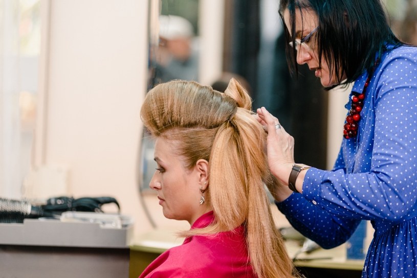 Królowa będzie tylko jedna. Z takim upięciem oczarujesz podczas sylwestrowej nocy 